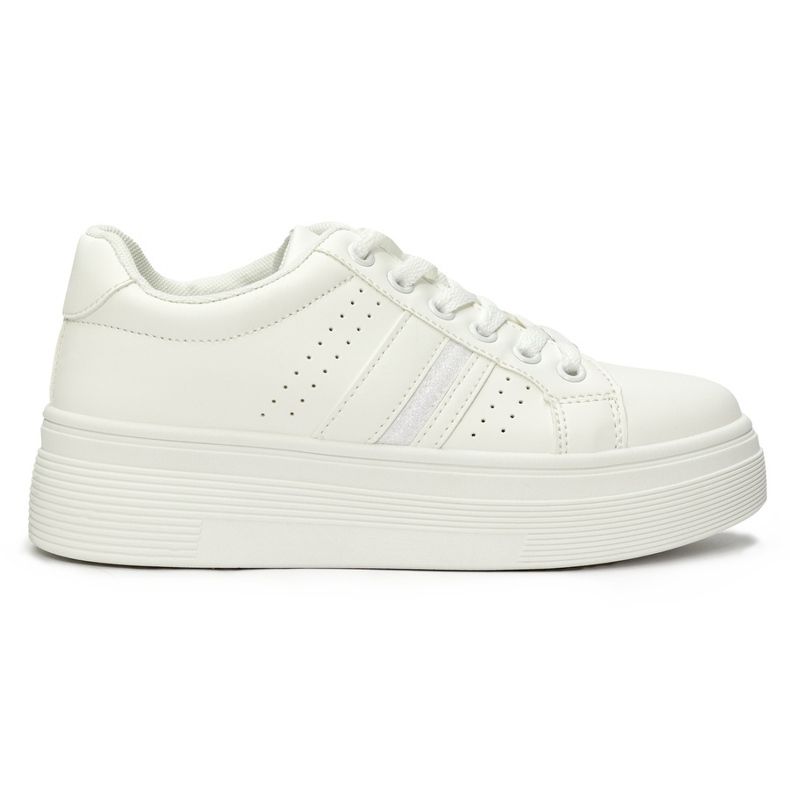 Fehér sportcipő a platformon