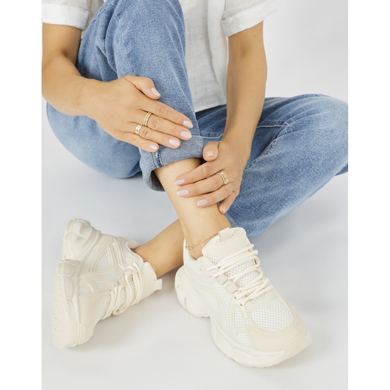 Bézs színű tornacipő vastag talppal