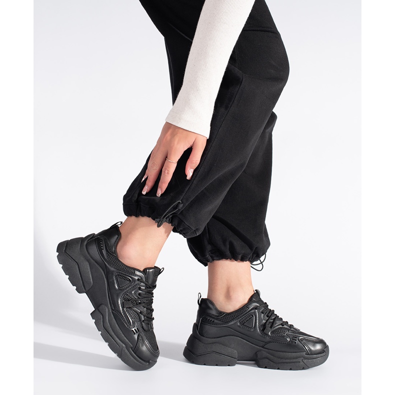 Fekete cipők vastag talppal