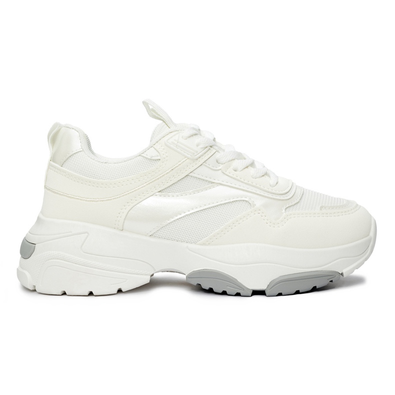 Fehér sportcipő vastag talppal