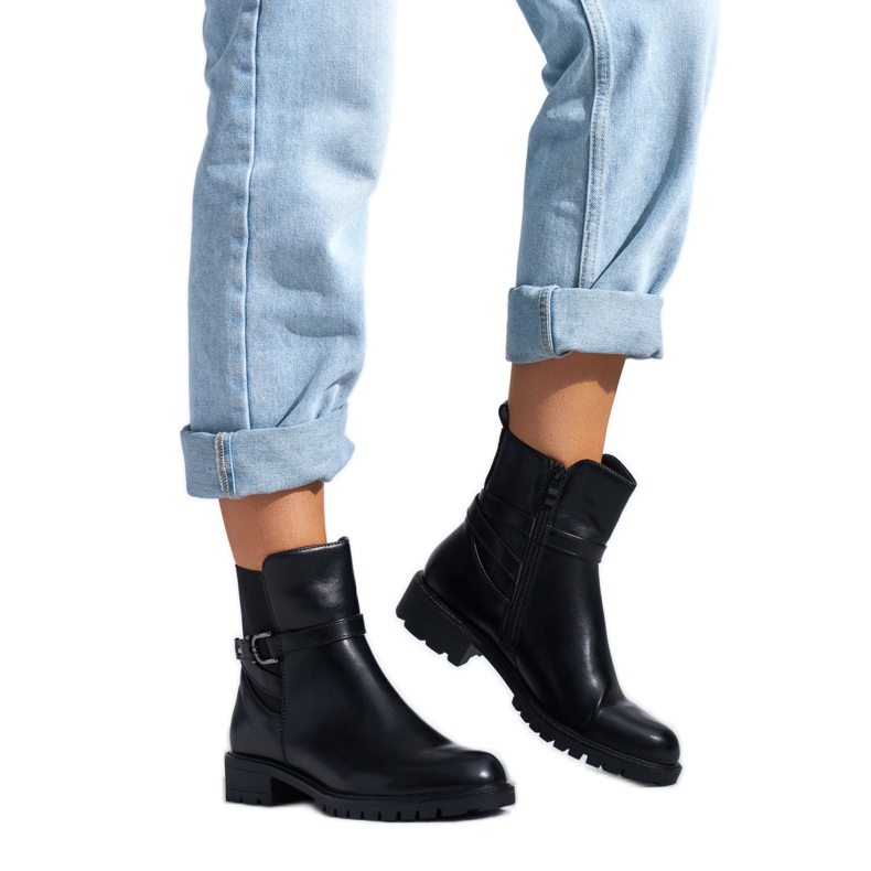 Fekete női csizma dekoratív csattal Fekete női csizma dekoratív csattal