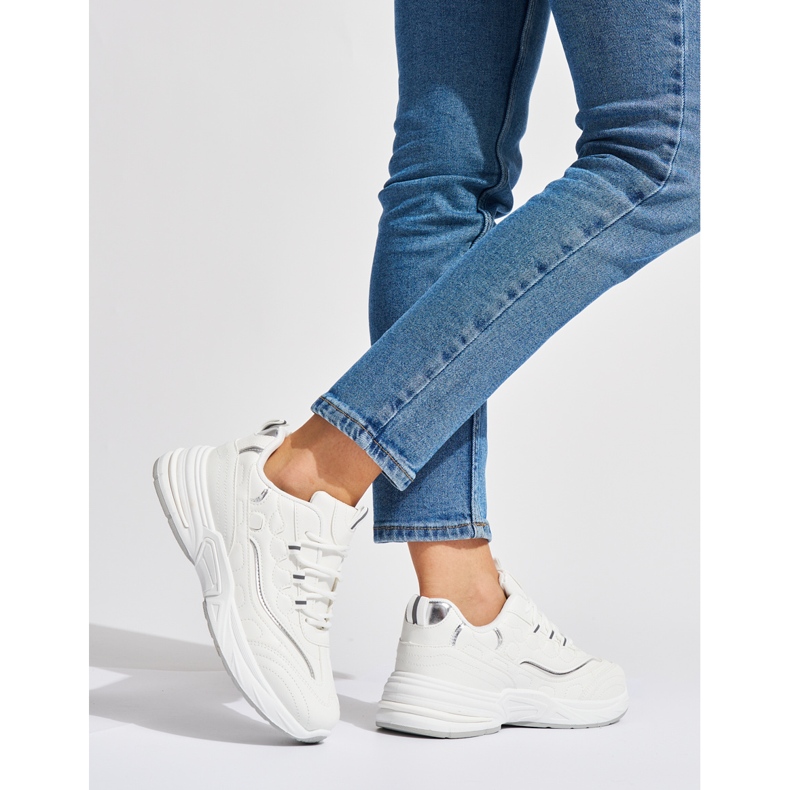 Fehér női sportcipő vastag talppal