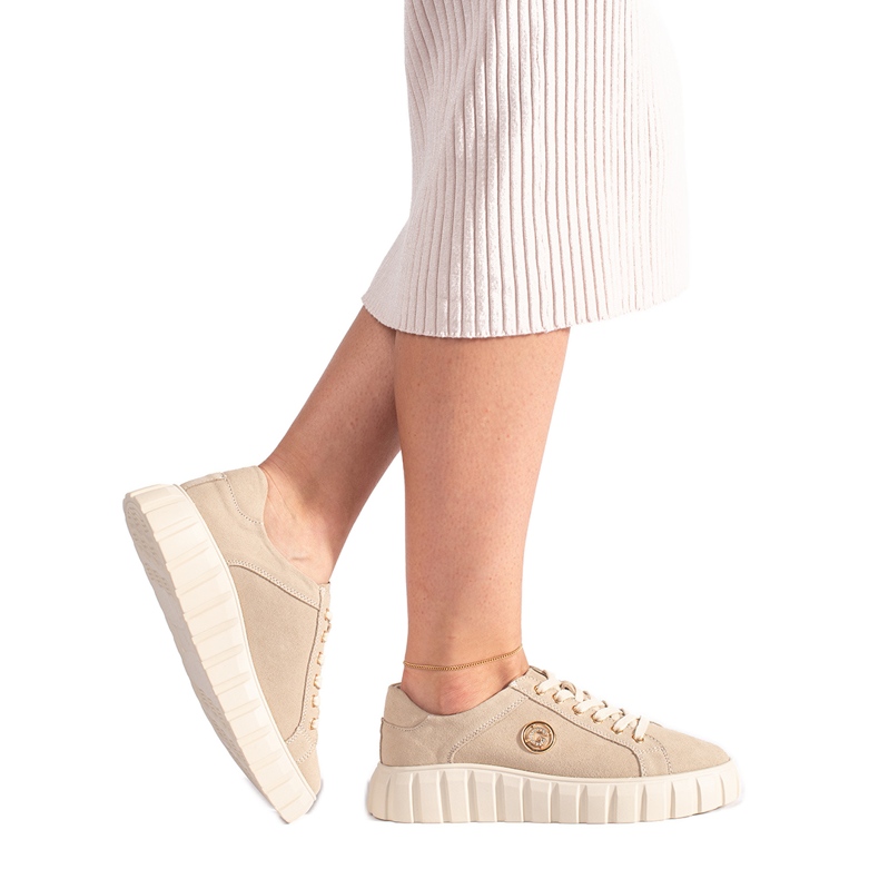 Világos bézs színű, velúr bőrből készült platformcipő