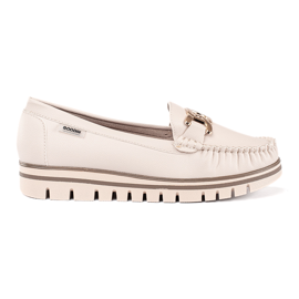 Bézs színű női naplopók az emelvényen