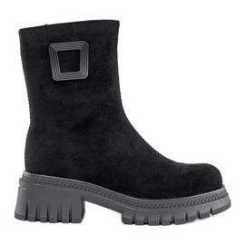 Fekete női csizma vastag talppal