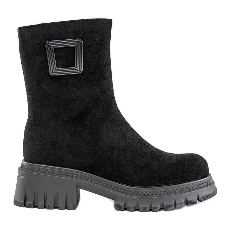 Fekete női csizma vastag talppal