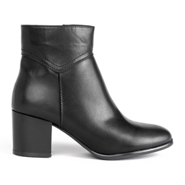 Fekete bokacsizma a Sergio Leone oszlopon