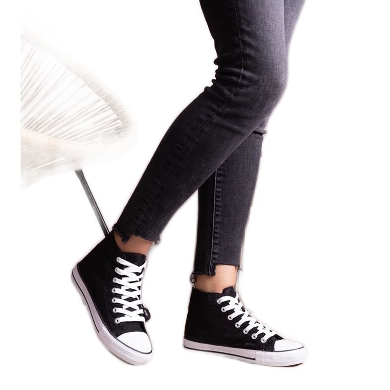 Fekete magasszárú, csipkés tornacipő a Bonifakima cégtől