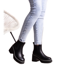 Fekete bokacsizma a Lideától