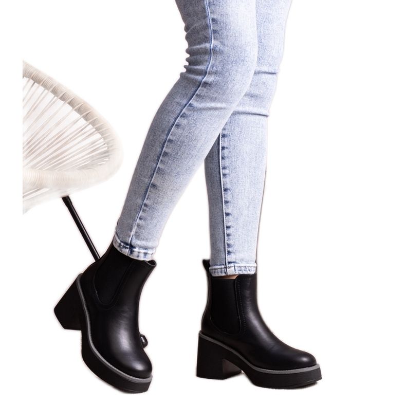 Fekete bokacsizma a Lideától