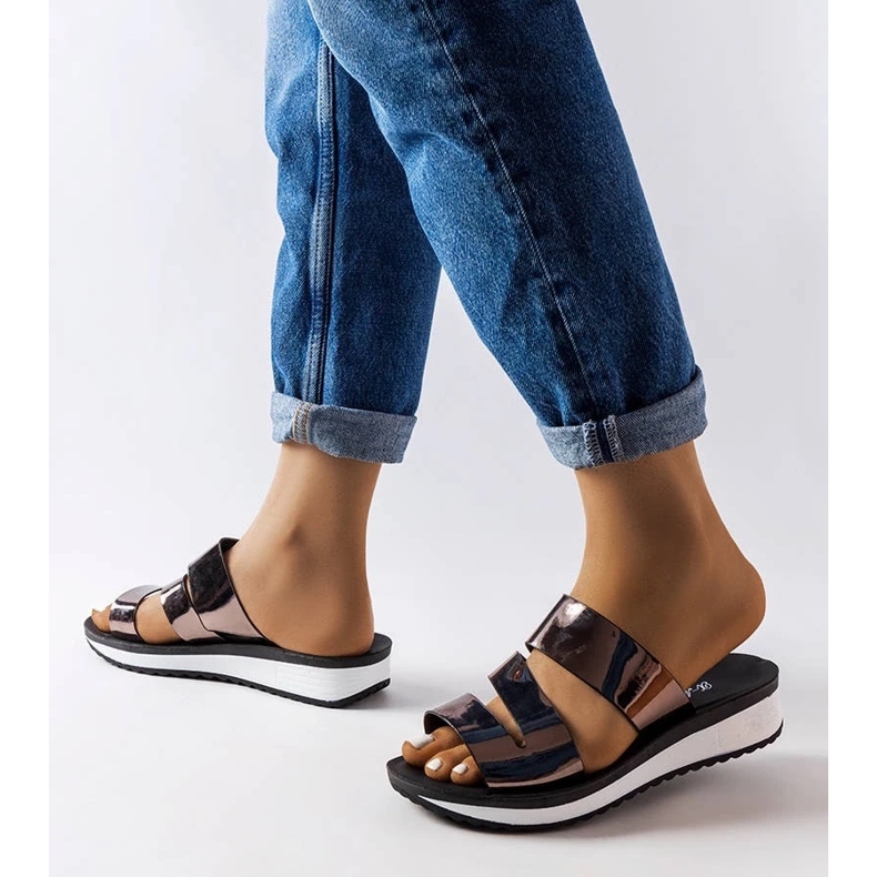 Női fekete bőrcipő vastag talppal