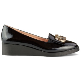 Elegáns fekete lakkcipő, alacsony éken díszítéssel