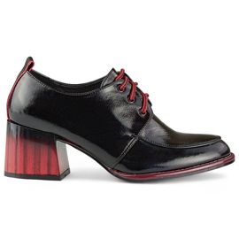 Lakkozott fekete bokacsizma piros sarkon, elegáns női cipő