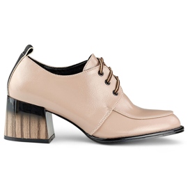 Lakkozott bézs színű, piros sarkú bokacsizma, elegáns női cipő