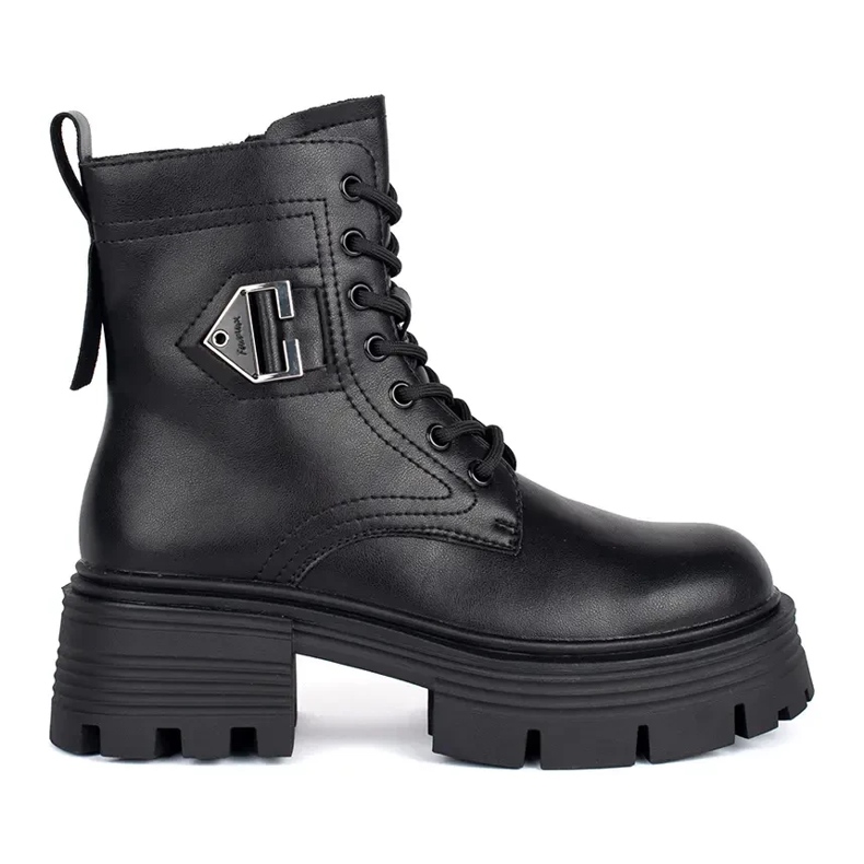 Fekete bőrcsizma vastag talppal