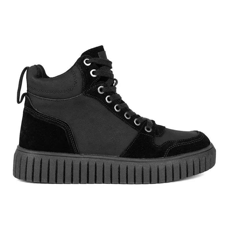 Fekete, természetes bőrből készült csizma vastag dombornyomott talppal