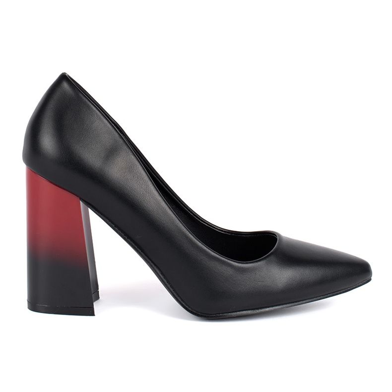 Női fekete pumpák a poszton