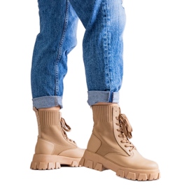 Bézs bokacsizma rugalmas felsőrésszel a Zogbától