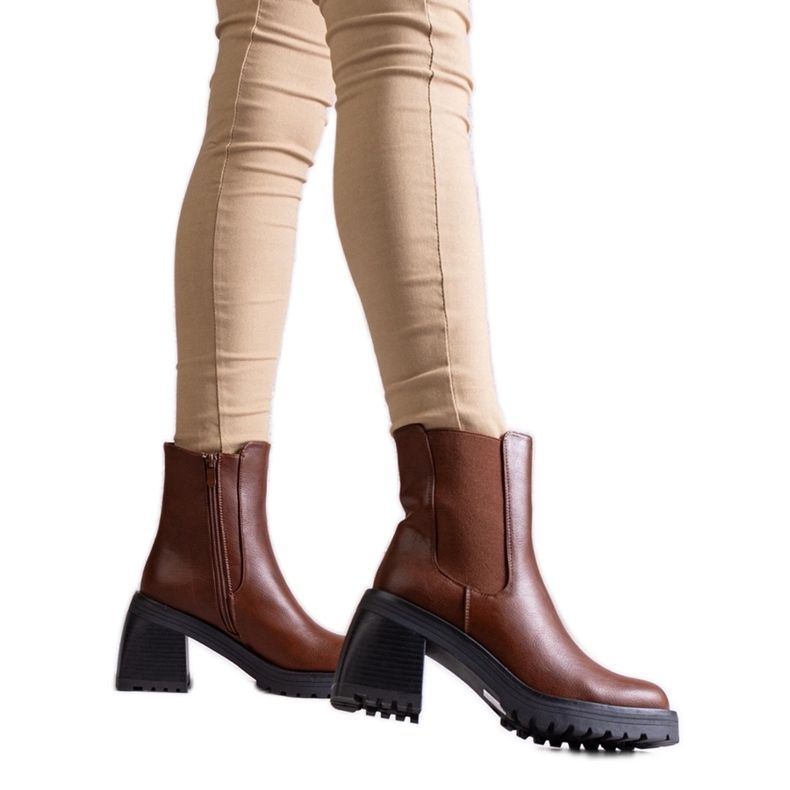 Barna színű női bokacsizma eco bőrből Ariane