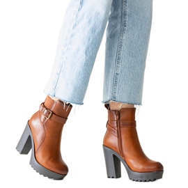 Barna magas sarkú bokacsizma a Lubenától Barna magas sarkú bokacsizma a Lubenától