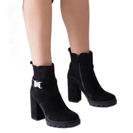 Fekete magas sarkú bokacsizma Torhia csattal díszítve