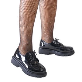 Fekete alkalmi fűzős lakkcipő az Eduardana cégtől