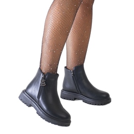 Fekete bokacsizma dekoratív medállal a Melane ökobőr platformon