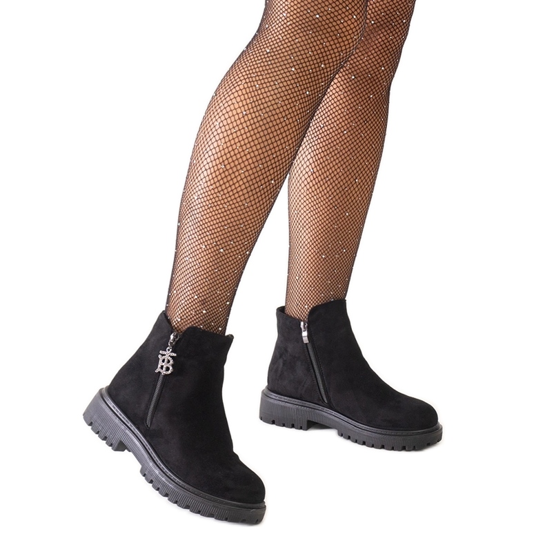 Fekete bokacsizma dekoratív medállal a Melane öko-velúr platformon