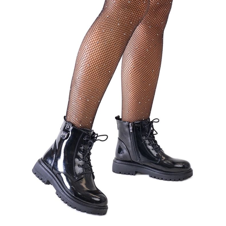 Fekete lakkmunkás bokacsizma a Leonora platformon