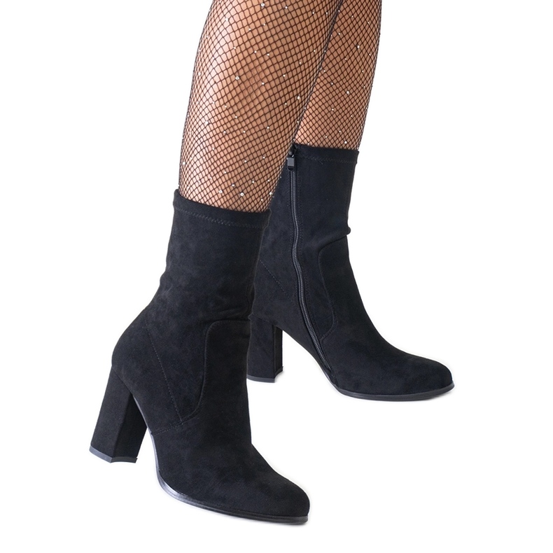 Fekete szabású, magas sarkú bokacsizma öko-velúrból a Haner-től