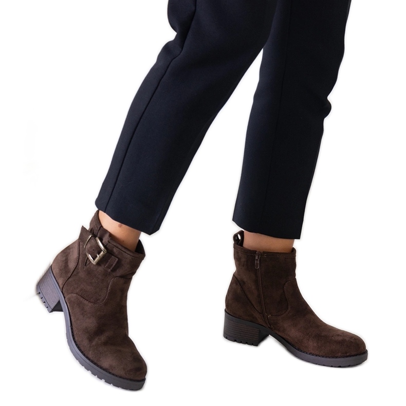 Barna bokacsizma fém betéttel, alacsony sarkon, öko-velúr Nadiara