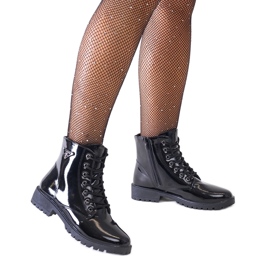 Fekete lakkmunkás bokacsizma a Madana platformon