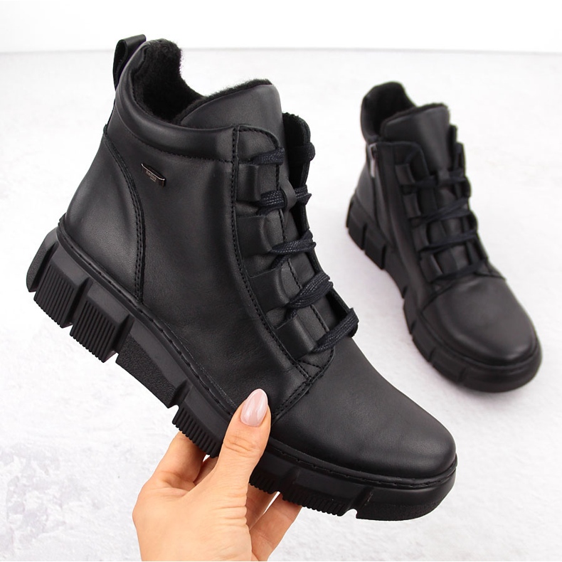 Kényelmes, hőszigetelt női bőrcsizma, fekete Helios 523