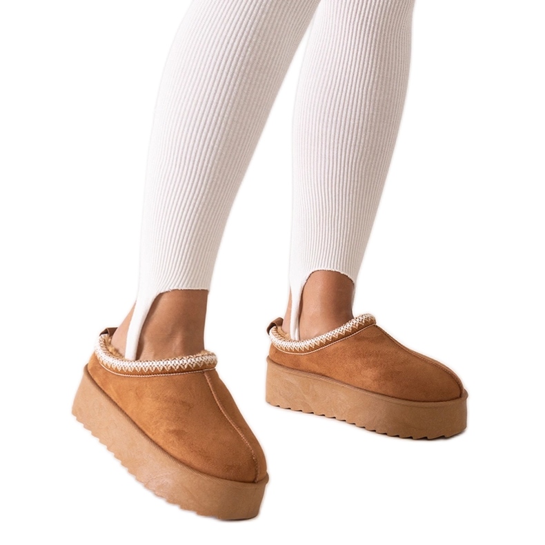 Hímzéssel díszített barna papucs a Luanela magas emelvényén