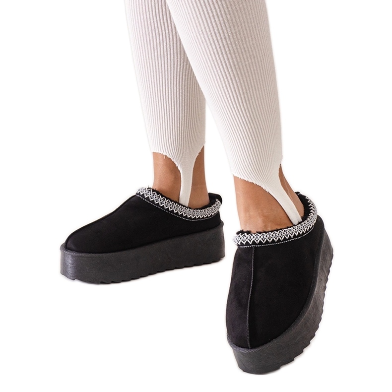 Fekete, hímzéssel díszített papucs magas Luanel platformon