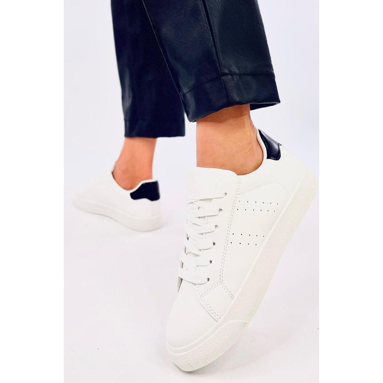 Fekete női tornacipő fehér