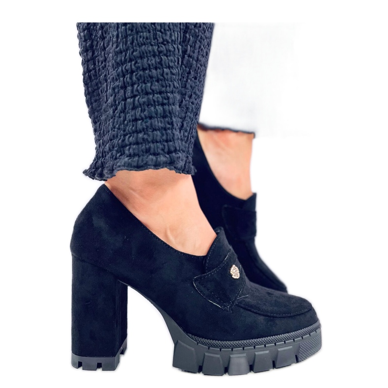 Fekete magas sarkú és platformcipő