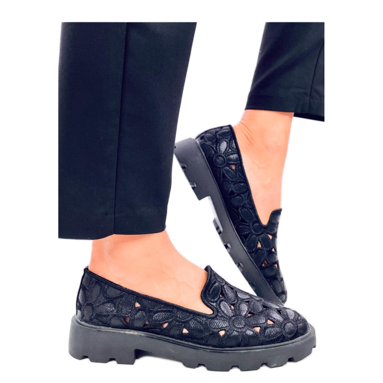 Fekete áttört mokaszinok