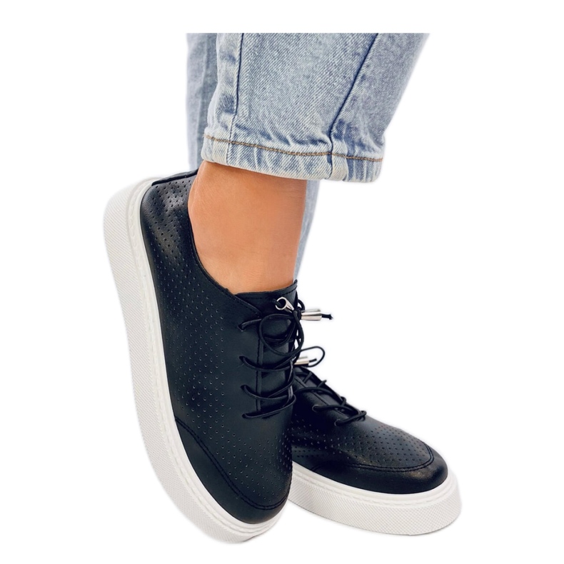 Fekete áttört tornacipő Fekete áttört tornacipő