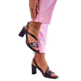 Fekete lakkozott szandál a oszlopon