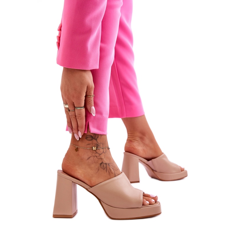 Bézs színű női magassarkú papucs