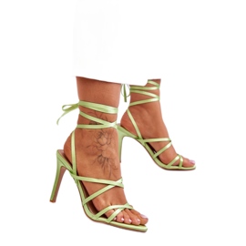 Zöld fűzős, magas sarkú szandál