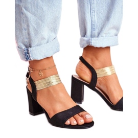 Magas sarkú szandál fekete dekoratív pánttal