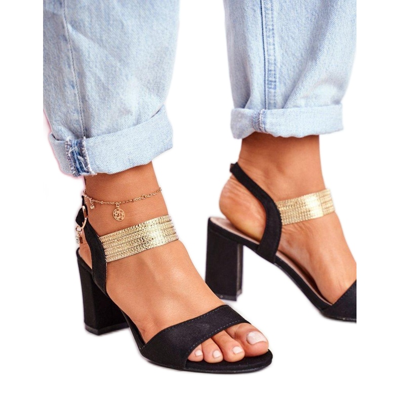 Magas sarkú szandál fekete dekoratív pánttal