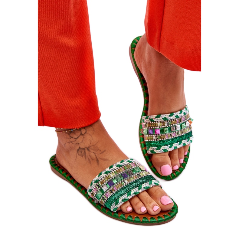 Zöld díszítésű papucsok