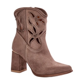 Lewski Sötétbézs színű, magas sarkú női bokacsizma áttört felsőrésszel