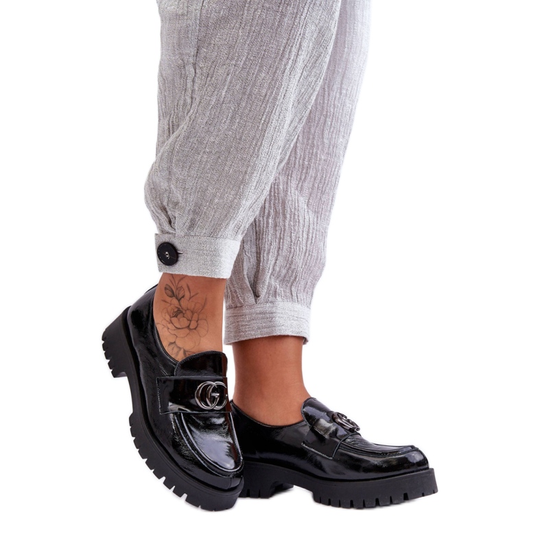 Fekete lakkbőr női cipő