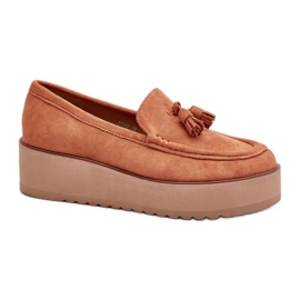 Öko velúrból készült női mokaszinok emelvényen narancssárga