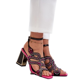 Női szandál díszítéssel a sarkán fekete