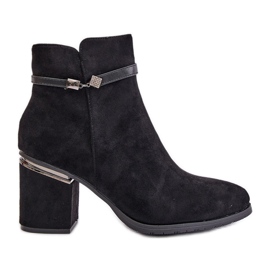 Hőszigetelt női csizma magas sarkon, dekoratív pánttal Vinceza 16446 fekete